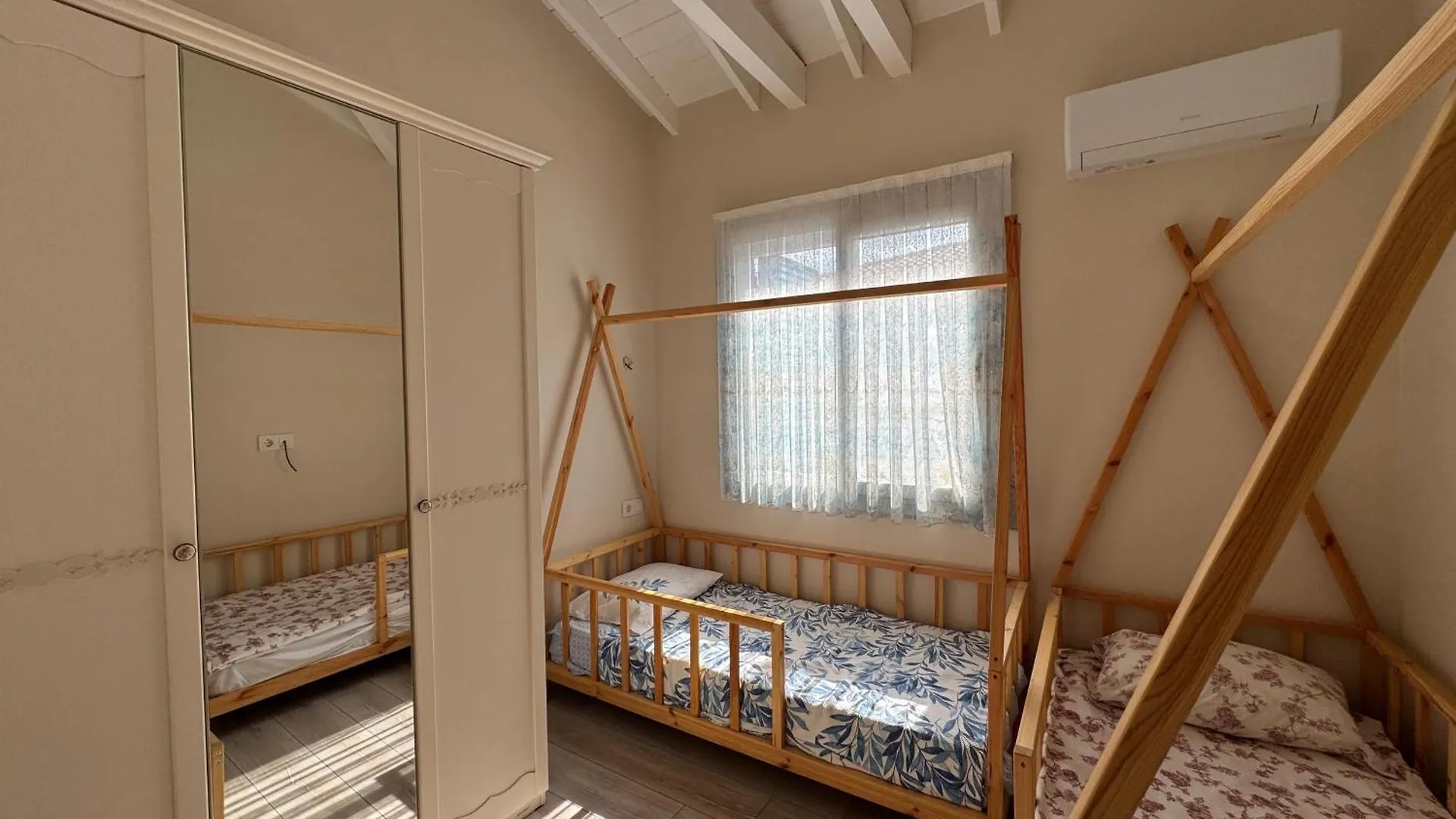 The Blue Mansion - Charming Family Villa In Çeşme Turkije